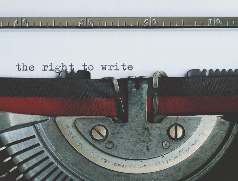 Foglio su macchina da scrivere con su scritto: "The right to write".